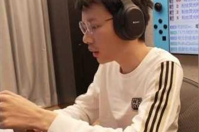 在拼多多砍价活动中，可通过活动页面的邀请好友助力按钮来点击助力。