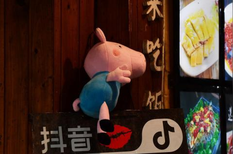 抖音快速涨粉的秘诀在于创作独特且引人入胜的内容。