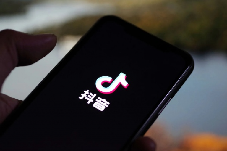 在数字营销的浪潮中，快手和抖音平台以其独特的免费SEO优化策略，为内容创作者提供了展现才华的广阔舞台。