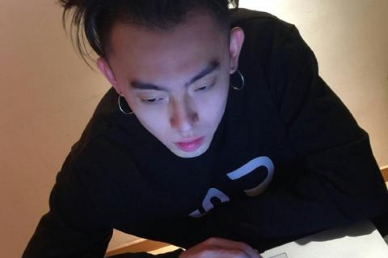 要迅速提升QQ点赞数量，可以尝试以下几种策略，积极参与群聊互动，发布有趣或有价值的内容吸引他人注意；利用社交媒体平台宣传你的QQ账号，吸引更多人关注并点赞；参与热门话题讨论，增加曝光率。