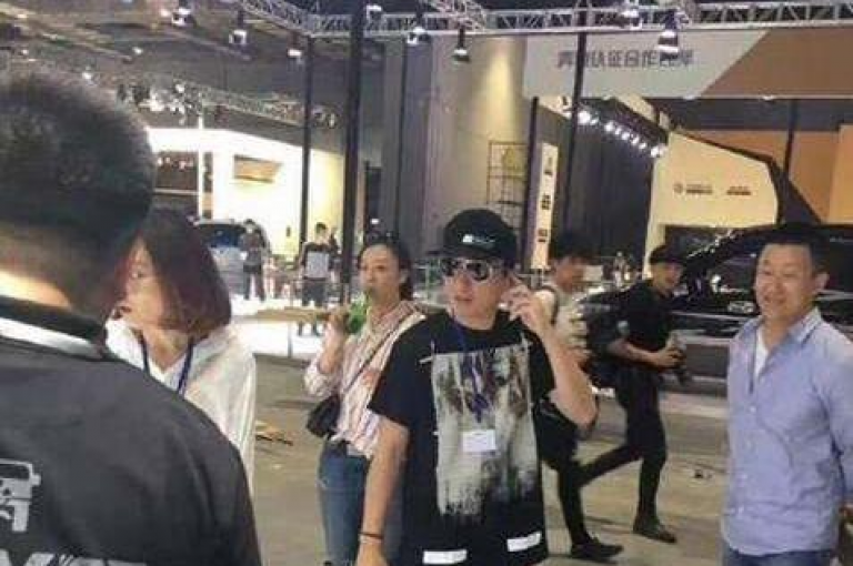 qq业务网站提供全天候自助下单服务，价格全网最低，同时支持手机版观看b站直播并可免费获得20赞。