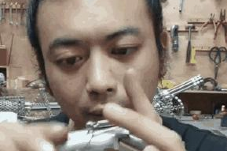 要估算快手1000万粉丝的市场价值，需要考虑多个因素，如粉丝的活跃度、互动率、内容质量以及市场需求等。通常，粉丝数量只是评估价值的一个方面，实际的市场价值可能会根据这些因素有所波动。，假设每个粉丝的市场价值为0.1元到1元不等，那么1000万粉丝的市场价值可能在100万元到1000万元之间。这只是一个粗略的估算，具体的市场价值需要结合实际情况进行详细分析。