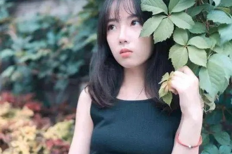 qq空间访客多的女孩是否正经，关键在于她如何运用这个平台展示自我、吸引志同道合的正经访客。