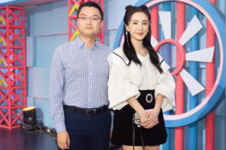 在快手平台上积极互动，通过点赞和评论可以有效提升视频的曝光率，吸引更多赞助机会。