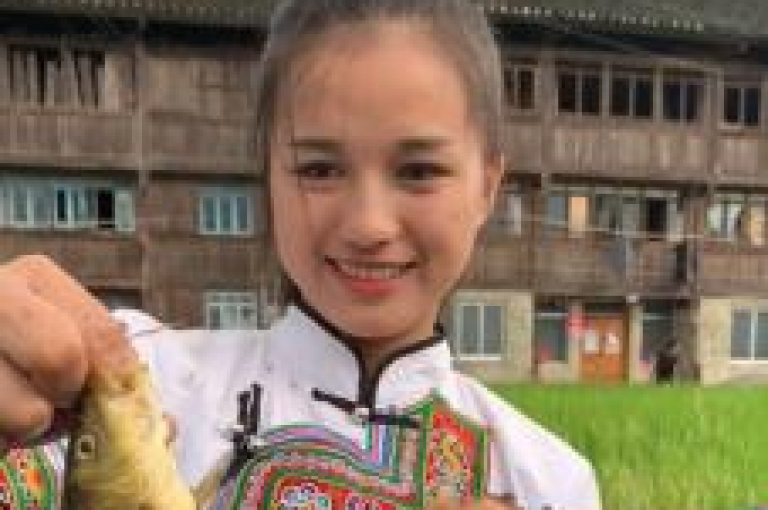 在快手平台上，有人声称1元可以购买100个点赞，但这是否真实还有待考证。