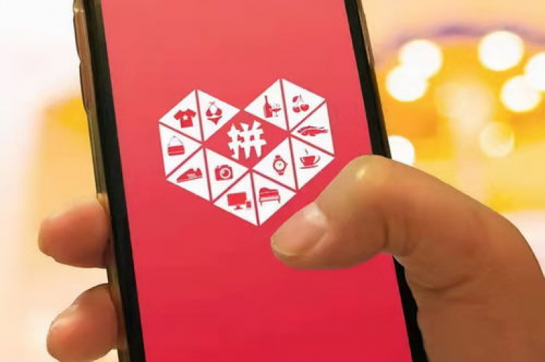 当在拼多多活动中距离免费领取5件商品只差一个金币时，可以尝试通过邀请新用户注册拼多多来获得助力。