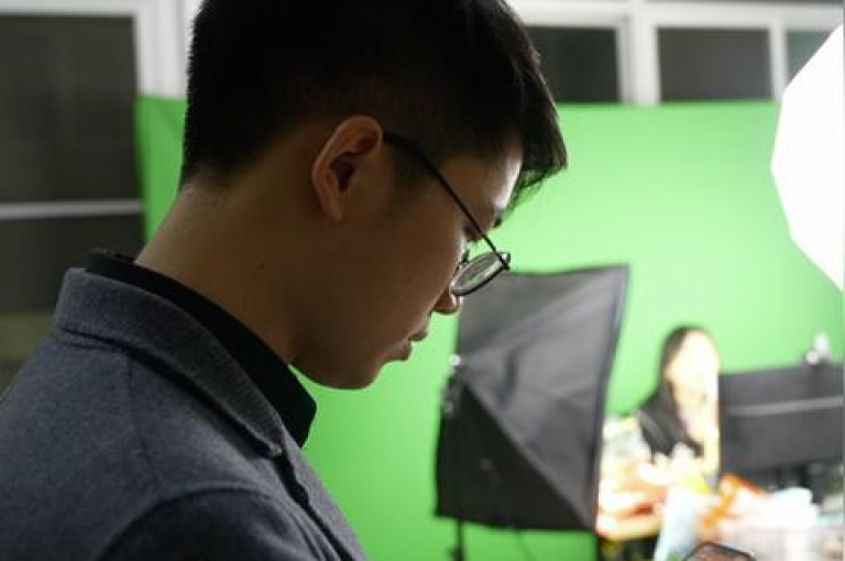 在拼多多上，你可以通过点击好友分享的助力链接，进入活动页面后按照提示完成相应操作来帮忙助力好友。