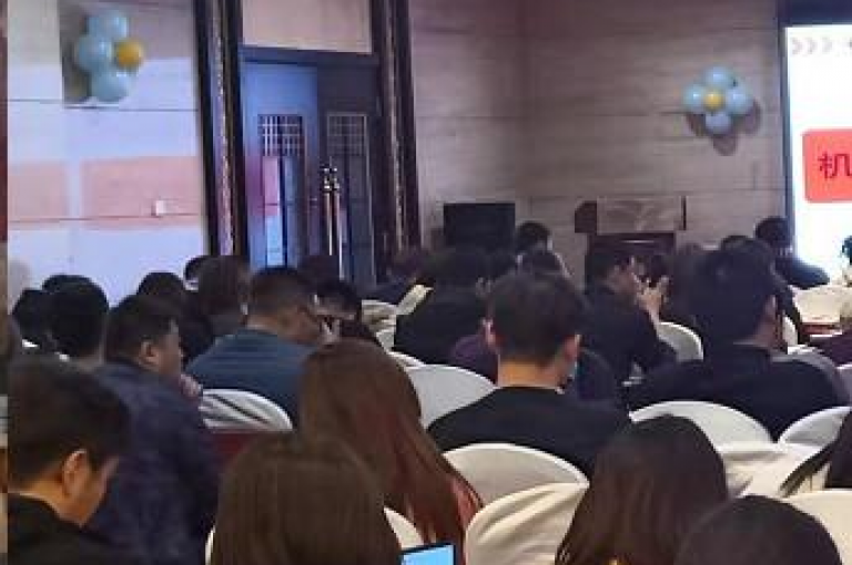 拼多多助力活动通过引入互助机制，鼓励用户邀请朋友帮忙完成任务，从而有效避免了刷人行为。
