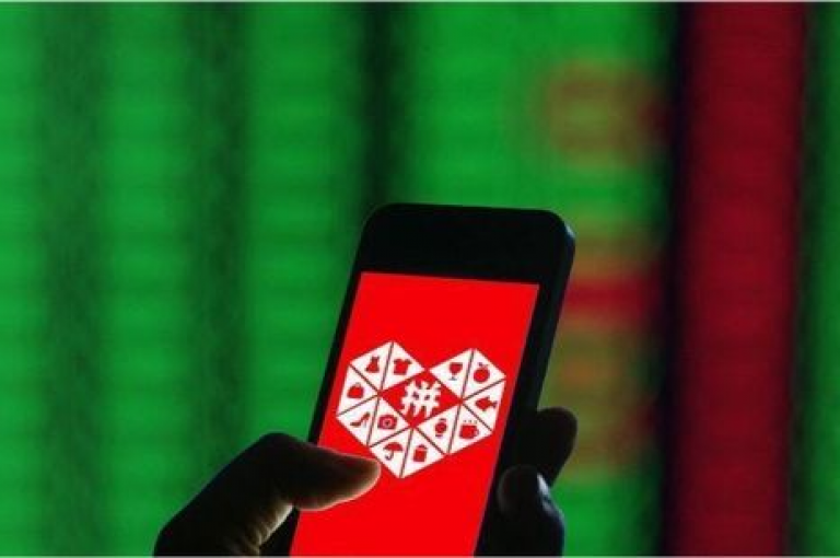 在知乎上，有人询问关于微信拼多多互助群的真实性。