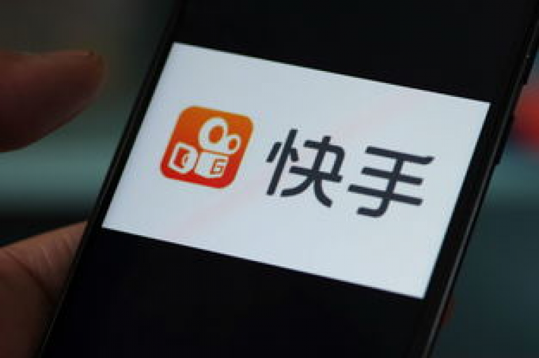 在快手上为他人打call时，要注意遵守平台规则，避免过度打扰他人；而卡盟作为第一手货源站，提供了扣扣号出售服务以及qq空间点赞购买等业务。