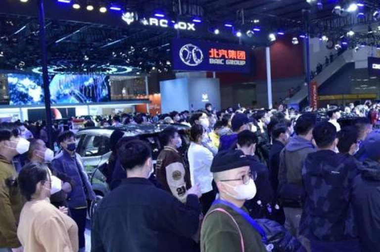 qqclivevip十年磨一剑，2023年MBA课程开启智慧之门，成就非凡未来。