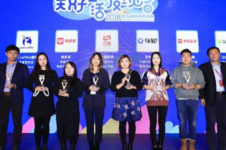 拥有超过1000名粉丝的全民K歌用户，在抖音上分享联系方式时需要遵守平台规则以避免违规，同时拼多多的帮砍活动和快手上声称能以一元获得10000播放量的软件都存在潜在的风险。