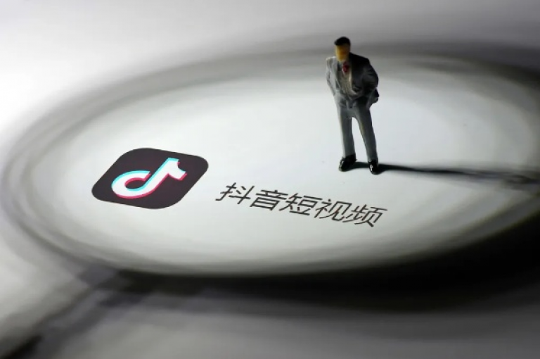 在抖音业务网站平台上，用户可以轻松地自定义评论内容，以增加互动性和个性化表达。