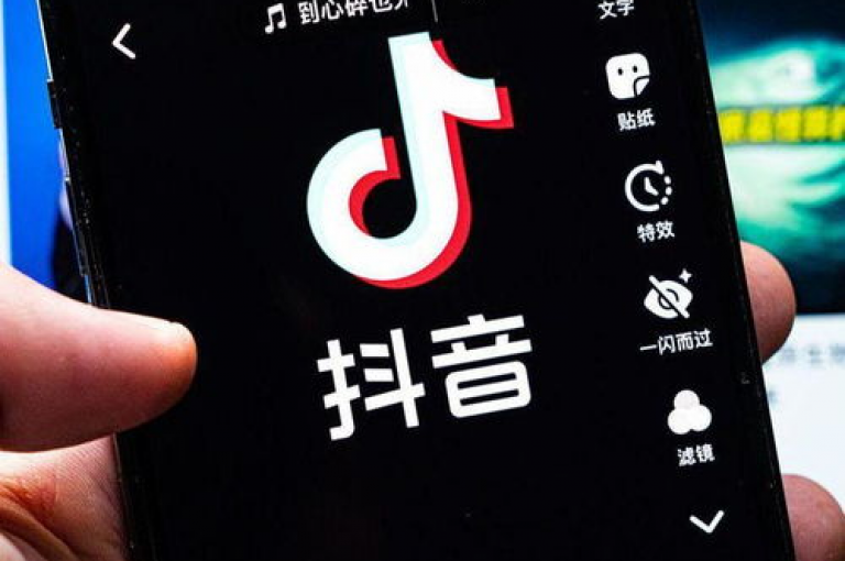 要使抖音视频获得更多关注并提升播放量，关键在于创作引人入胜的内容和利用热门话题。