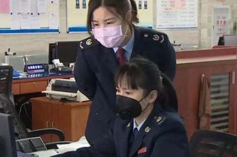 QQ自助服务提供了便捷的在线解决方案，让用户能够轻松管理自己的账户问题。