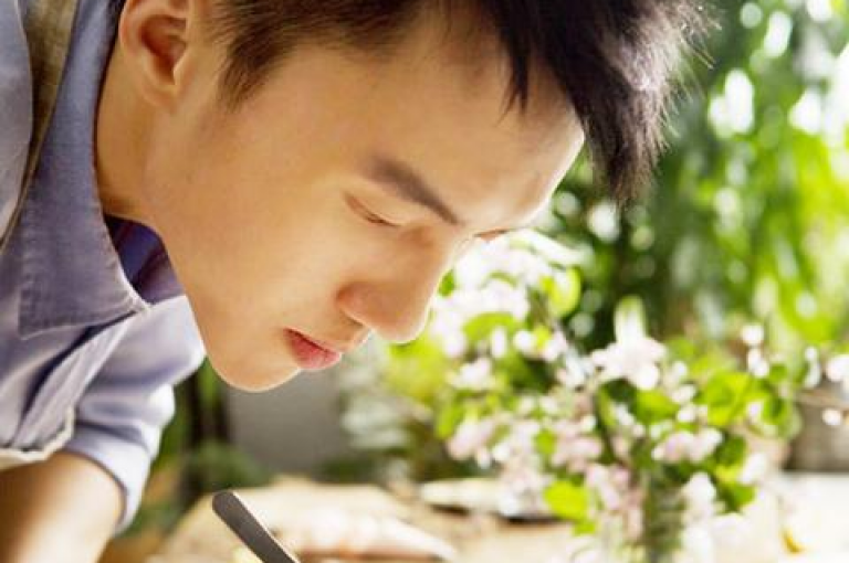 在快手上获得了8000次播放量却仅有20个点赞，可能是因为内容虽吸引了观众点击但缺乏引发共鸣或互动的元素。