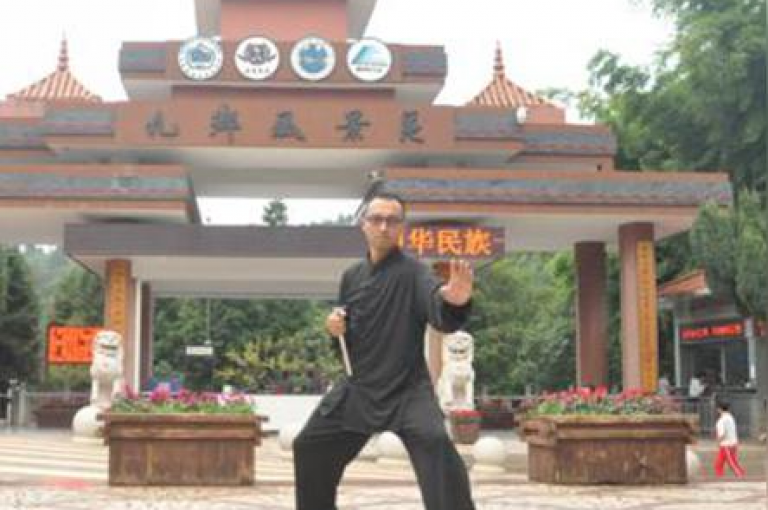 抖音拥有5000粉丝的账号通常售价在几百到几千元人民币不等，具体价格取决于账号的活跃度、内容质量及粉丝构成等因素。