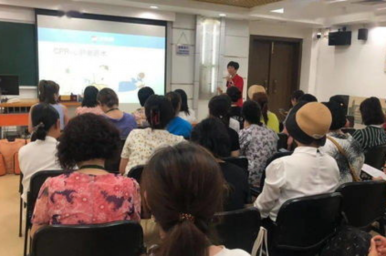 拼多多助力平台举办的捕鱼活动是一项互动游戏，玩家通过邀请好友助力来捕捉虚拟鱼类以赢取奖品。