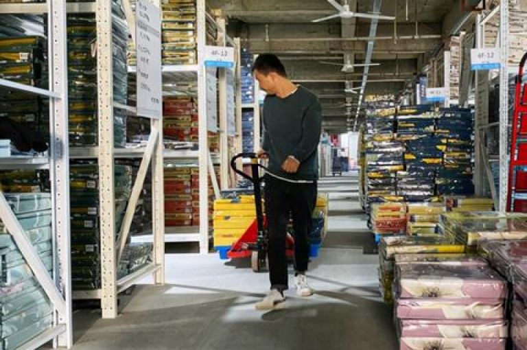 拼多多助力活动退出后，可通过重新进入活动页面或联系客服来尝试找回。
