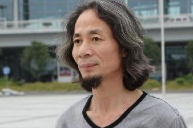 在抖音平台上，迅速积累1000粉丝（或称三天一千）的有效策略包括制作高质量内容、利用热门话题、与网红合作以及积极互动。