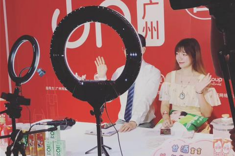 快手直播平台以其互动性强和用户基数庞大的特点，为主播和观众提供了一个充满机遇的在线交流空间。