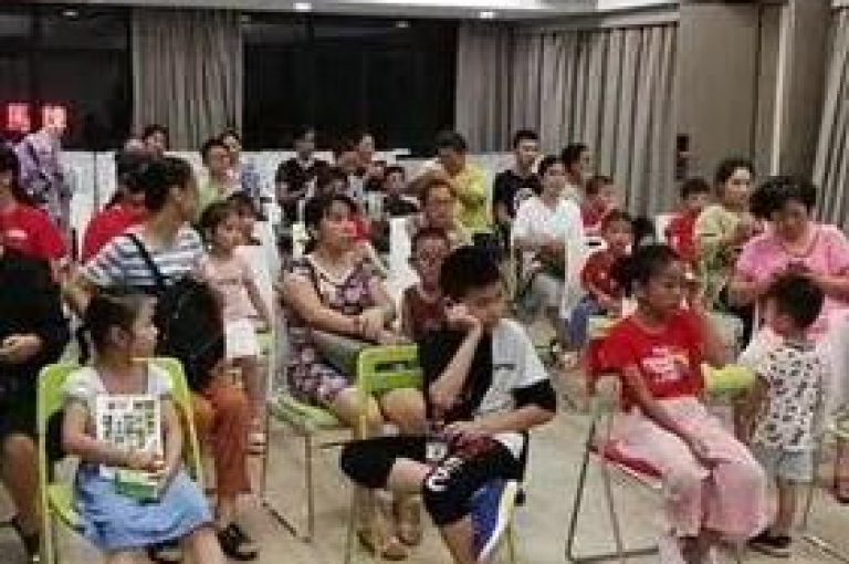 QQ自助下单平台正式推出官方移动版，让用户通过手机轻松登录。