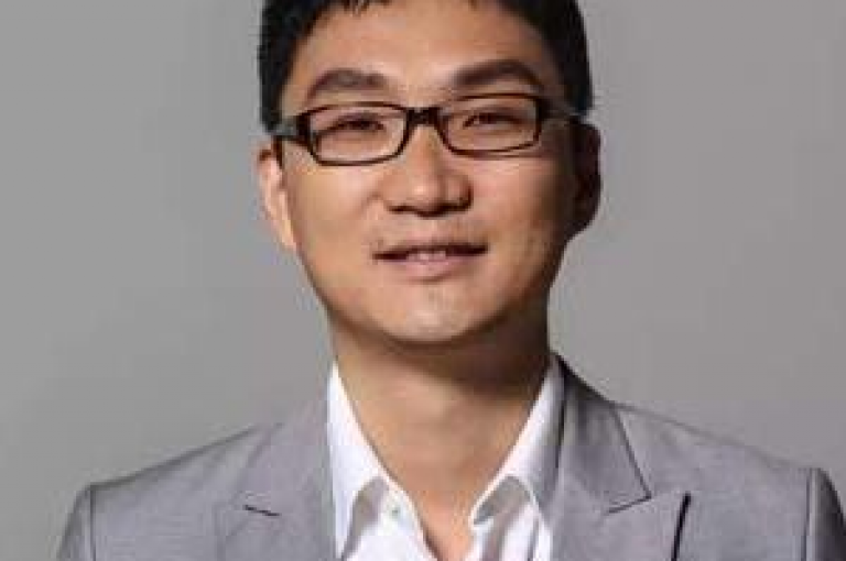 拼多多通过提供优惠券和团购活动来助力新人。