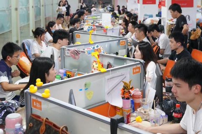 在知乎上，有人询问拼多多互助微信群免费助力的真实性。