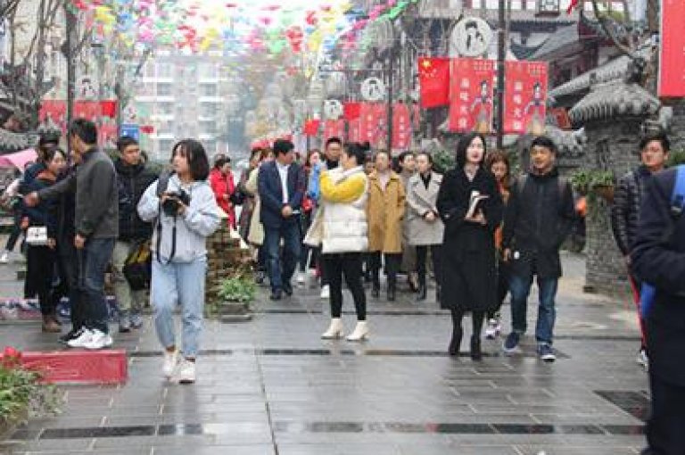 通过QQ业务网，你可以轻松实现24小时自助下单，享受空间免费服务以及抖音点赞等业务。