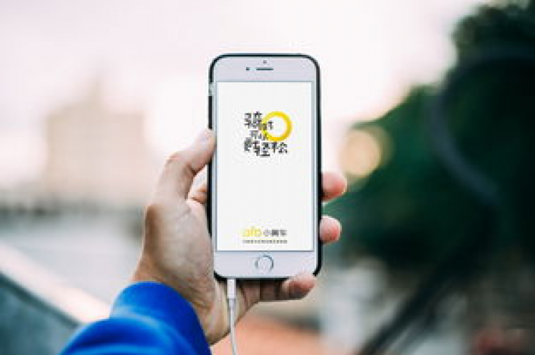 在抖音上迅速增加粉丝的有效途径包括参与热门话题挑战、发布高质量内容以及与其他用户互动，而充值快币和购买点赞并非官方推荐的涨粉方法。