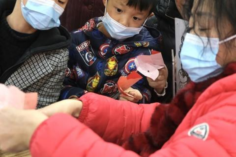 多多通过分享专属邀请链接或邀请码来吸引新用户注册并参与活动。