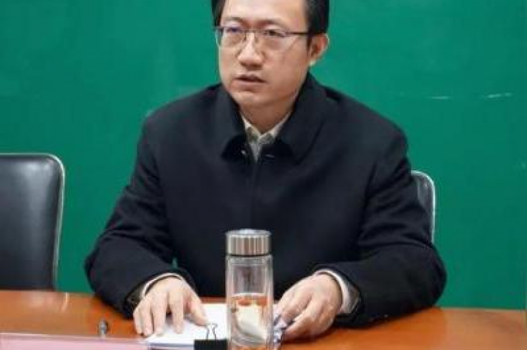 抖音自助业务网提供多种服务，包括拼多多大转盘助力软件和快手免费开通电影版权软件等。