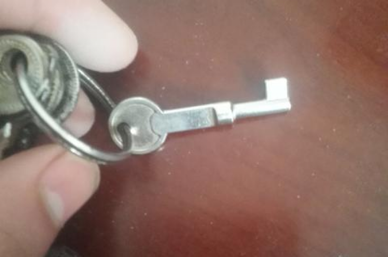qq主页的点赞链接位于页面的哪个位置？