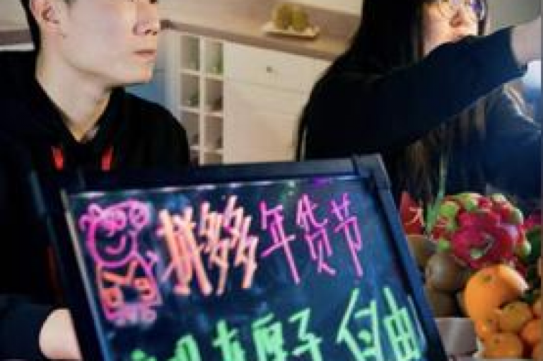 拼多多助力二维码可以通过点击商品页面的分享按钮后选择帮点选项来获取。