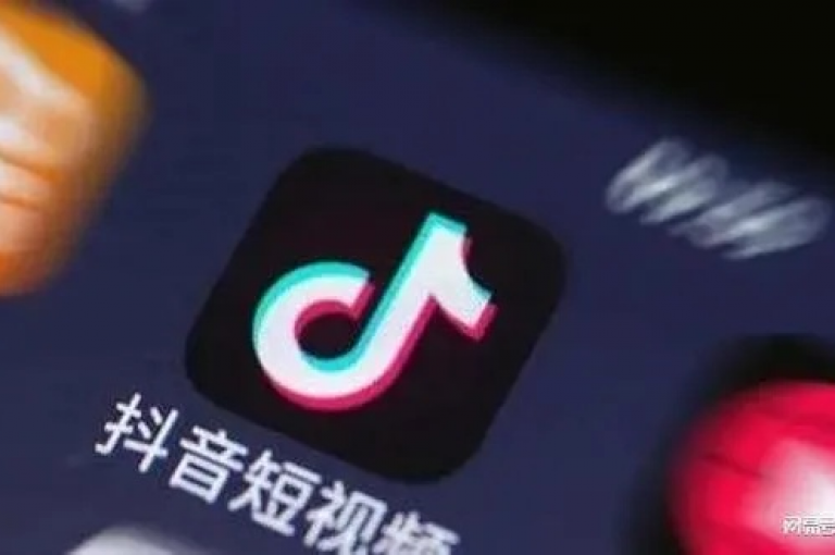 抖音平台近日升级了其交互体验，引入了一项创新的双击功能，使得用户之间的互动更为流畅和直观。