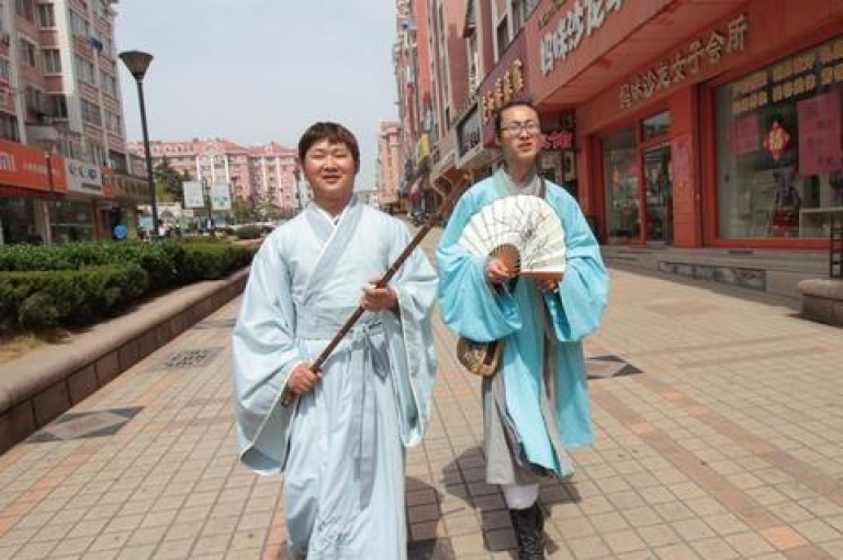 在快手平台上，用户通过点赞表达对内容的喜爱，但点赞本身并不直接带来经济收益。