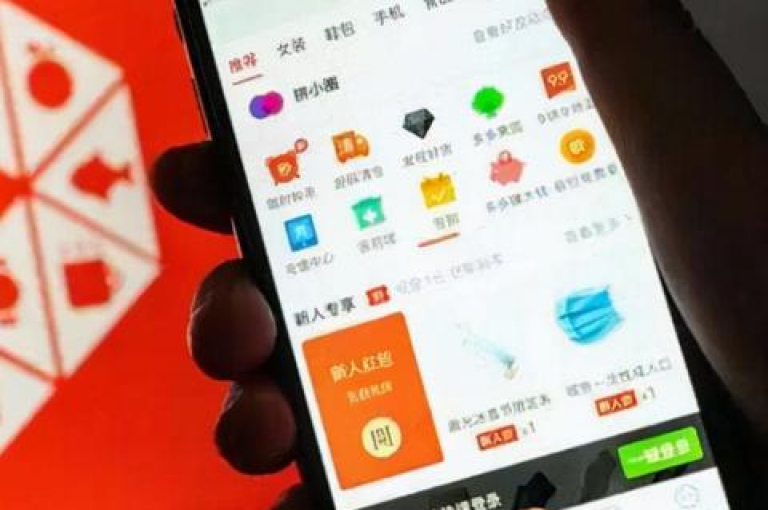 在拼多多平台上，用户可以通过分享商品链接给好友，邀请他们参与助力活动，从而获得更低的价格。