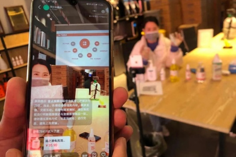 在网络自助平台，通过真人下单业务，网红商城提供官方入口，快手视频可获500免费播放量，QQ还能购买点赞资料卡。
