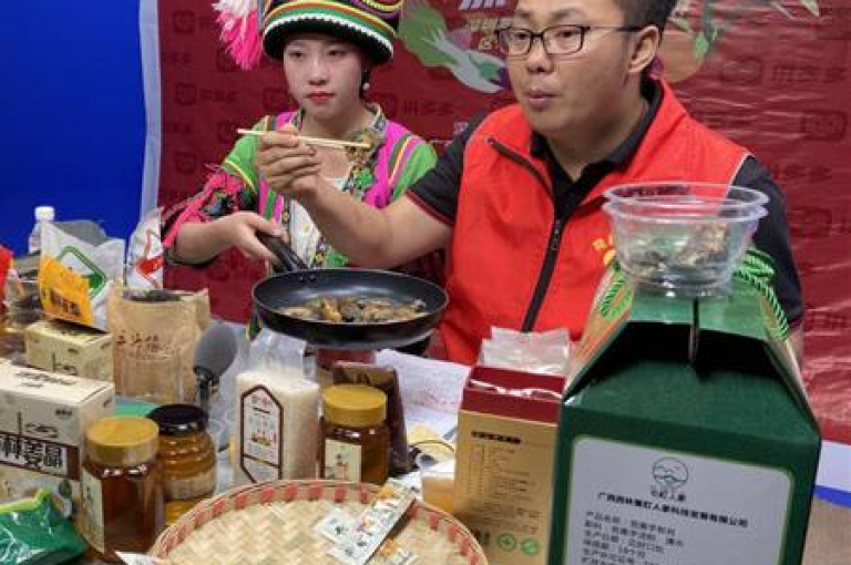 拼多多助力的使用方法如下，用户首先打开拼多多APP，找到需要助力的活动页面，点击邀请好友助力按钮，然后通过微信、QQ等社交平台分享给好友，好友点击链接后即可为你助力。
