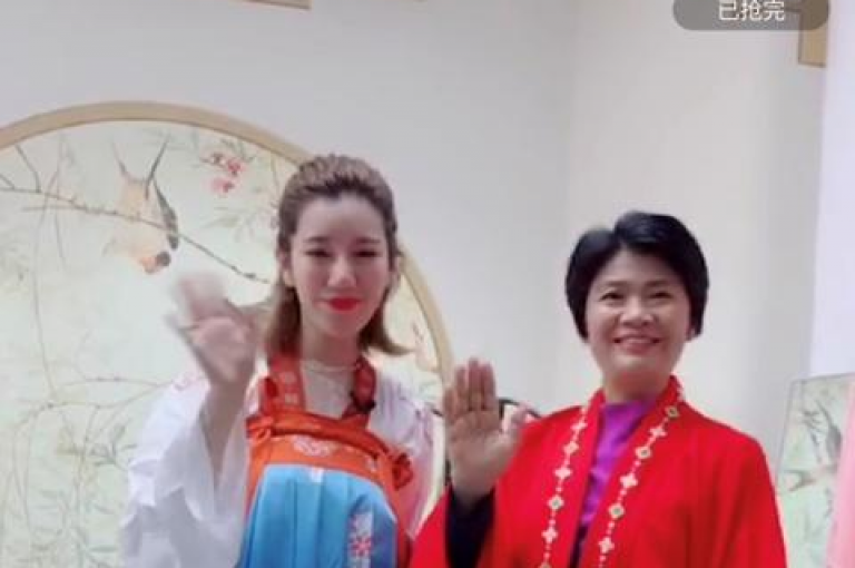 拼多多助力平台是一个让用户通过社交互动获得商品优惠的电商平台。