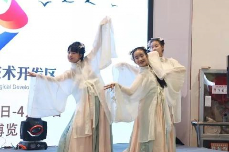 仅需0.01元，即可在自助平台轻松获取一年QQ超级会员，尽享尊贵特权。
