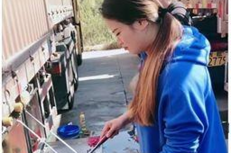 使用第三方工具来提高快手视频的点赞数是违反平台规则的行为，可能会导致账号受到惩罚。
