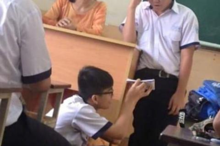 pdd砍价如何快速找到多多免费领礼物活动的官方网址？
