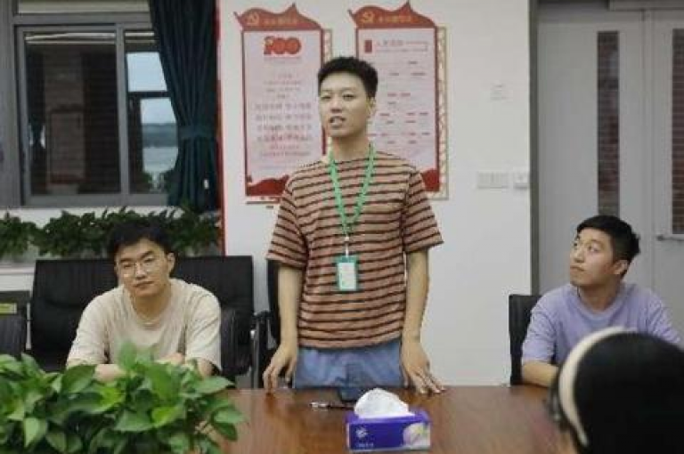 请详细描述一下如何填写多多互助的邀请码，并一步一步地指导我完成操作。