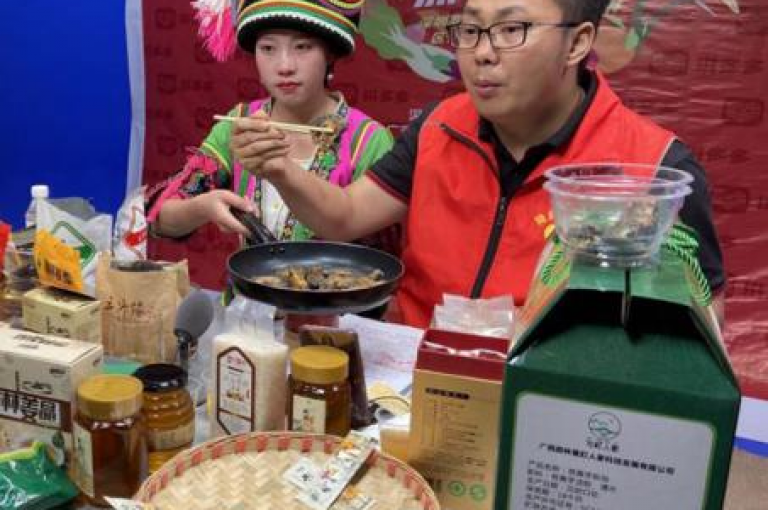 拼多多互助团的真假性需要谨慎判断，可能存在虚假信息。