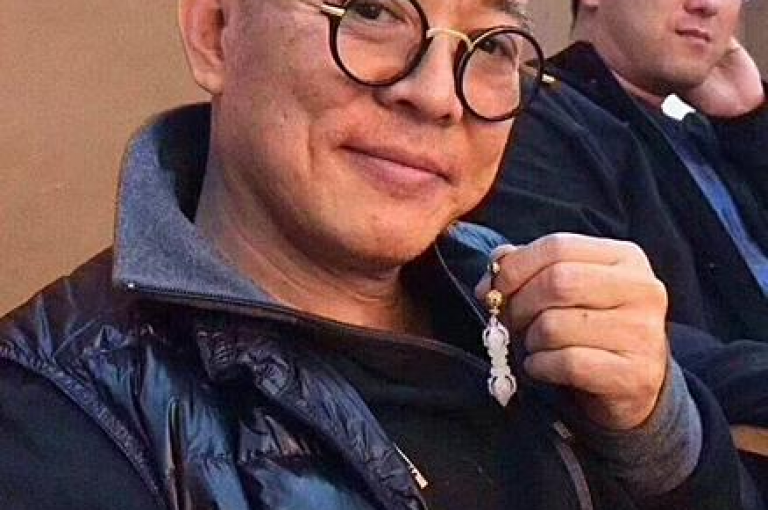 借助网红助手来提高帖子的点赞量，从而增强个人的社交影响力。