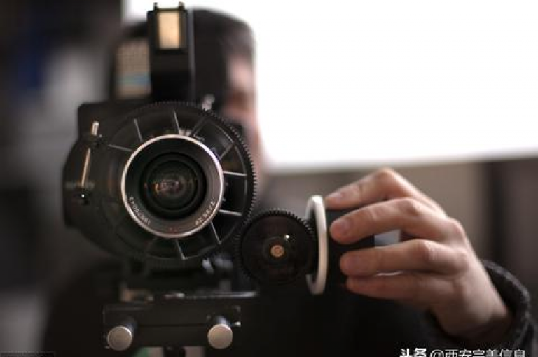 在抖音平台，你可以通过官方渠道以最低1元的金额进行抖币充值。