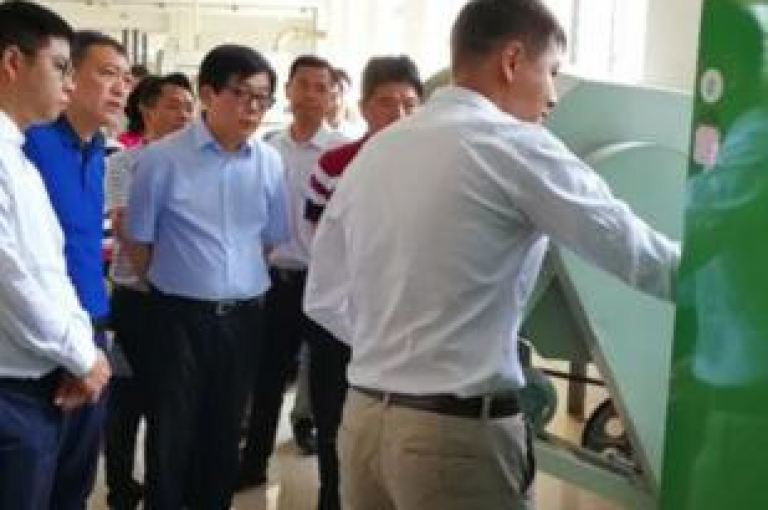 拼多多通过用户互助活动，实现了三百元商品价格的减免。