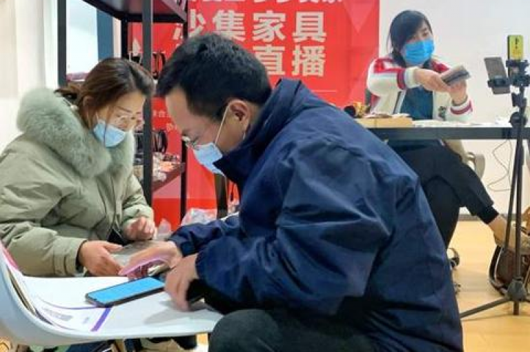 在知乎上有人询问微信拼多多助力群二维码的真实性，并提到了拼多多助力网站。