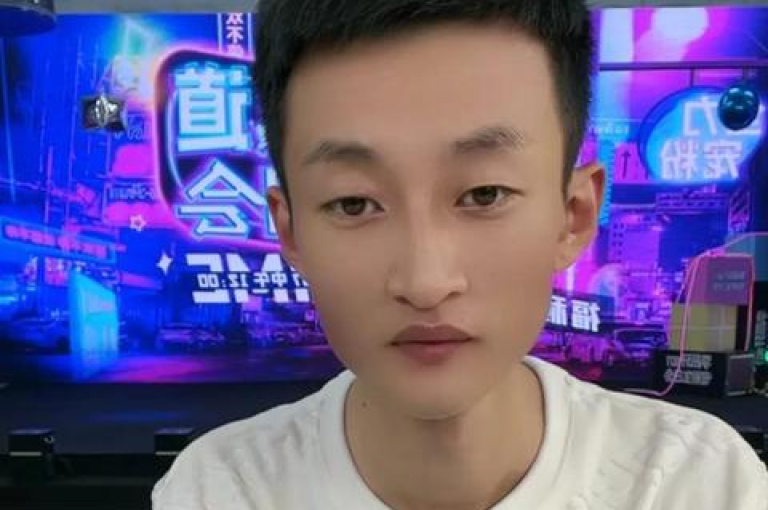 要在快手迅速积累到1万粉丝，关键在于创造独特且引人入胜的内容，同时积极与观众互动。